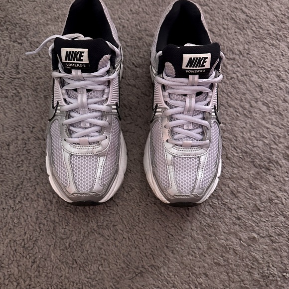 Nike Women’s Zoom Vomero 5 in Barely Grape/Photon Dust/Summit - Picture 8 of 16